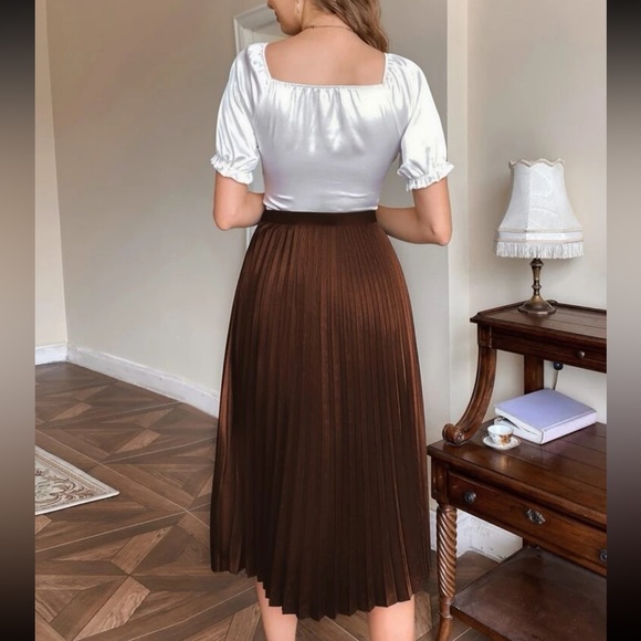 Luxe pleated midi skirt - Picture 3 of 6